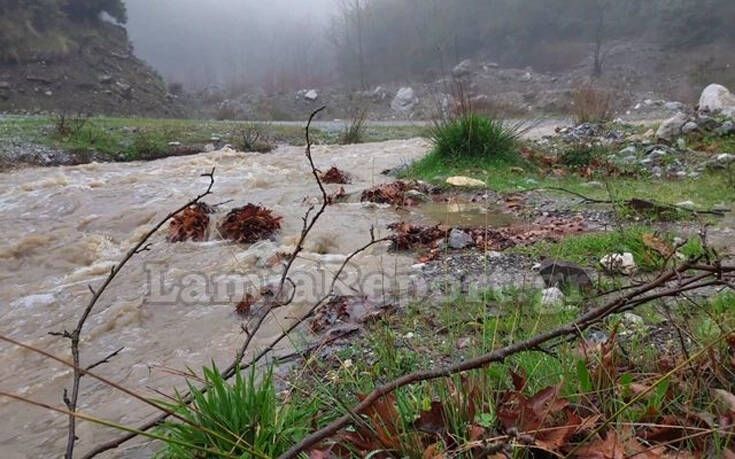 Περιπέτεια για 35χρονο στη Φθιώτιδα &#8211; Εγκλωβίστηκε σε χείμαρρο ενώ επέστρεφε στο σπίτι του