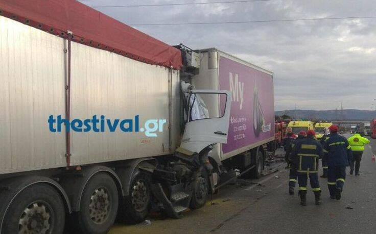Σφοδρή σύγκρουση φορτηγών στη Θεσσαλονίκη: Εγκλωβίστηκε άντρας – Οι πρώτες εικόνες από το σημείο