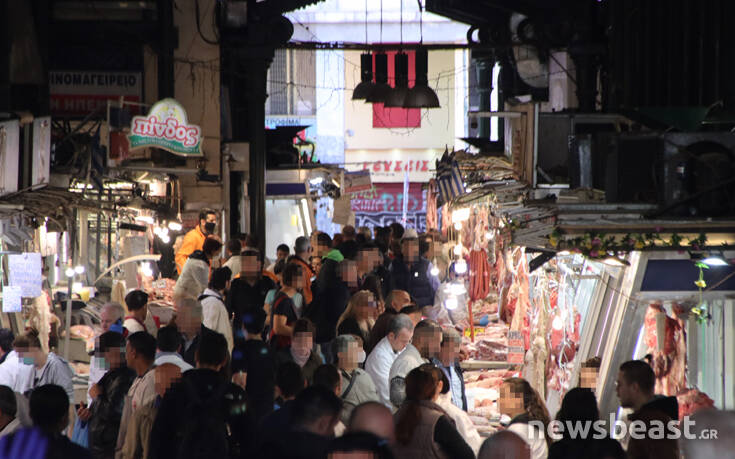 Μεγάλες ουρές στη Βαρβάκειο για το πασχαλινό τραπέζι