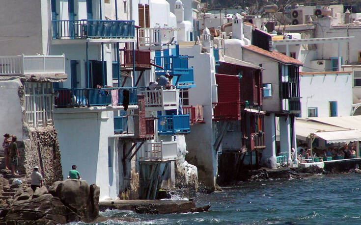 Μύκονος: Επτά κρούσματα κορονοϊού σε beach bar