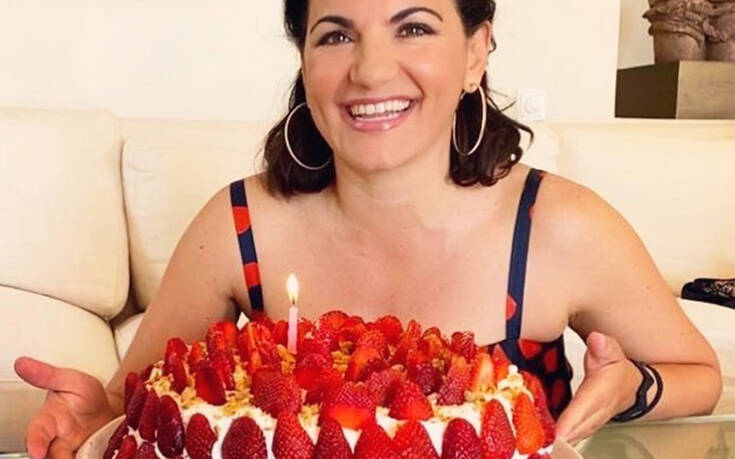 Με μια μεγάλη τούρτα γεμάτη φράουλες γιόρτασε τα γενέθλιά της η Όλγα Κεφαλογιάννη