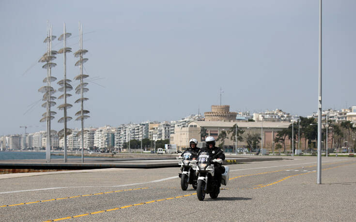 Ελάχιστος κόσμος το πρωί στη Νέα Παραλία Θεσσαλονίκης &#8211; Από το μεσημέρι τα πρόστιμα μετά το «λουκέτο»