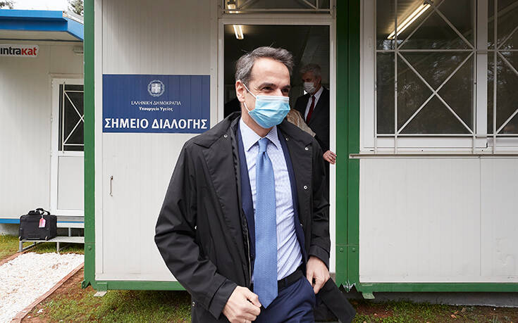 Εικόνες από την επίσκεψη Μητσοτάκη στο Σωτηρία: Συνομίλησε με γιατρούς φορώντας μάσκα