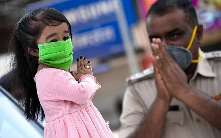 Η πιο μικρόσωμη γυναίκα στον κόσμο βγήκε στους δρόμους της Ινδίας για να διαδώσει το μήνυμα «Μένουμε Σπίτι»