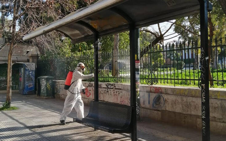Έτσι απολυμαίνονται καθημερινά 750 στάσεις λεωφορείων και τρόλεϊ σε δρόμους της Αθήνας