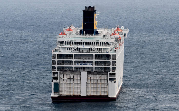 Στο λιμάνι του Πειραιά το «Ελ.Βενιζέλος» με τα 119 θετικά κρούσματα κορονοϊού