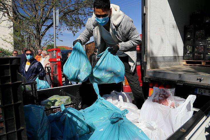 Λάρισα: Ξεκίνησε η προσφορά «πασχαλινού πακέτου» σε 5.000 ανθρώπους στην καραντίνα της Νέας Σμύρνης