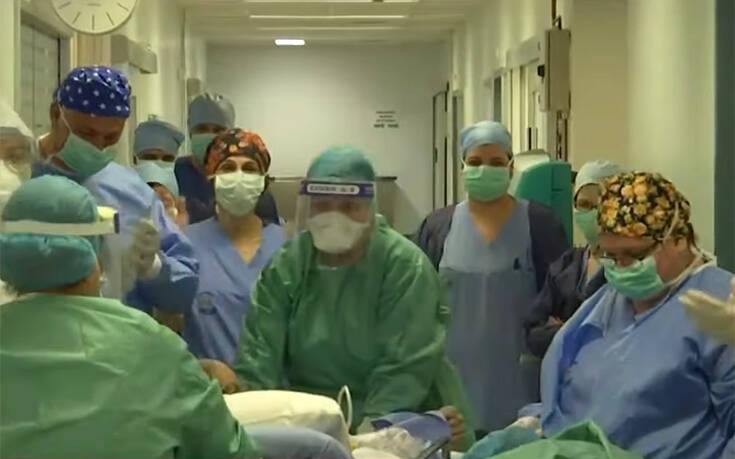 Κορονοϊός: Συγκινητική στιγμή με 48χρονο να βγαίνει νικητής από τη ΜΕΘ στο Αττικόν – Λύγισε και η δημοσιογράφος