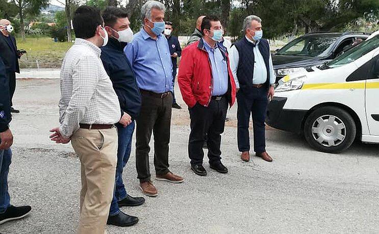 Εικόνες από τη δειγματοληψία που βρίσκεται σε εξέλιξη στη δομή μεταναστών της Ερμιονίδας – Παρόντες Τσιόδρας, Χαρδαλιάς και Μηταράκης