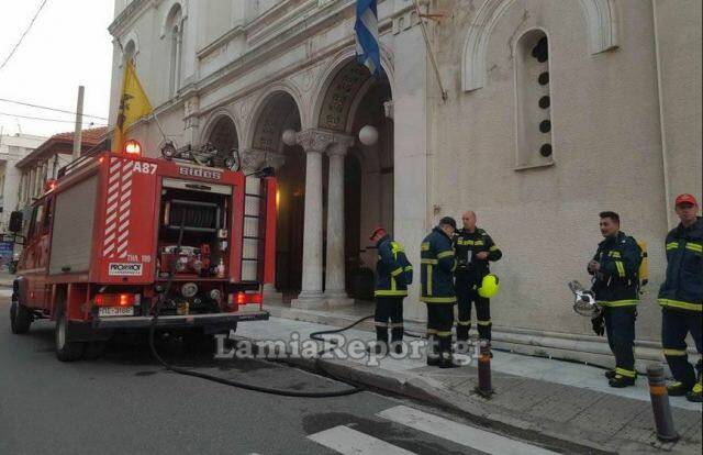 Λαμία: Φωτιά τα ξημερώματα στην Μητρόπολη