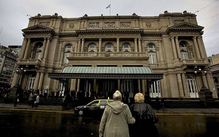 Αργεντινή: Ραπτομηχανές στο Teatro Colon για την παραγωγή μασκών