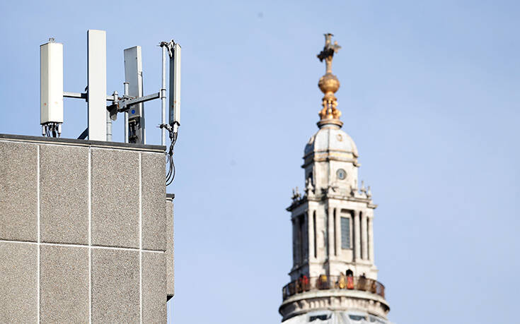 Επιθέσεις σε κεραίες 5G στη Βρετανία λόγω… θεωριών συνωμοσίας που τις συνδέει με τον κορονοϊού