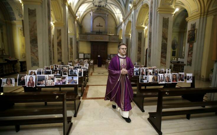 Ιταλία: Ιερέας γέμισε την εκκλησία με φωτογραφίες πιστών 2