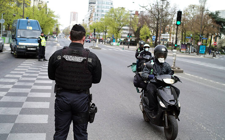 Κορονοϊός: Αστυνομικοί σε εθνικές οδούς και σταθμούς τρένων για να μην σπάσουν οι Γάλλοι την καραντίνα