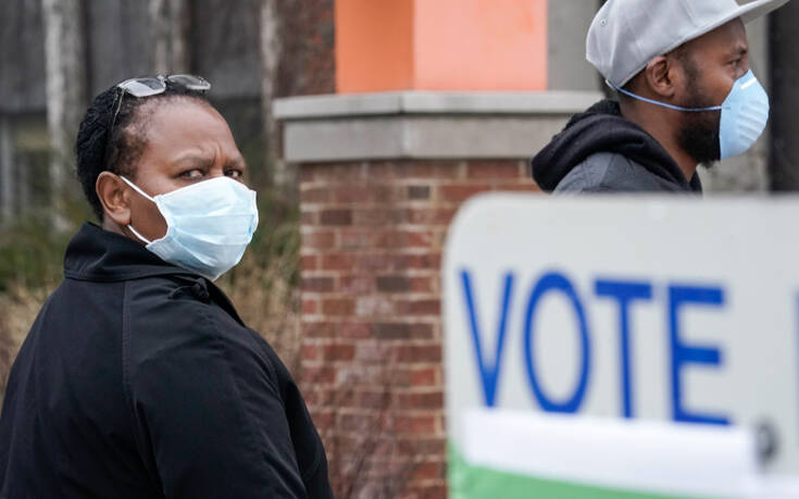 ΗΠΑ: Χιλιάδες ψηφοφόροι στις κάλπες στο Ουισκόνσιν με αποστάσεις ασφαλείας