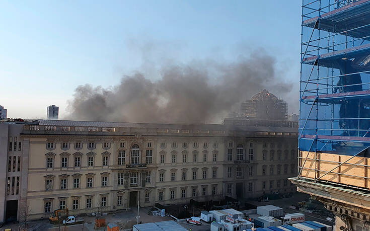 Υπό έλεγχο η φωτιά στο εργοτάξιο ανακατασκευής του Ανακτόρου του Βερολίνου