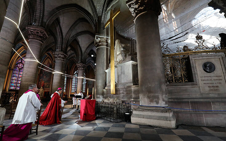 Κορονοϊός: Η λειτουργία της Μεγάλης Παρασκευής των Καθολικών στην Παναγία των Παρισίων έγινε μήνυμα ελπίδας για τους Γάλλους