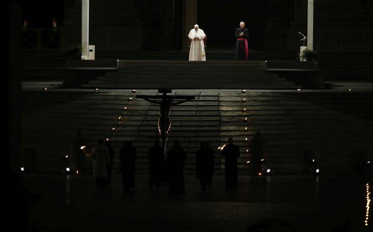 Ο Πάπας Φραγκίσκος προσεύχεται για τους αρρώστους στην Ακολουθία των Παθών