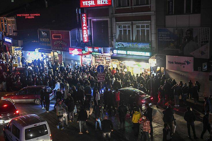 Τουρκία: Ουρές σε καταστήματα και κυκλοφοριακό χάος πριν τη διήμερη απαγόρευση κυκλοφορίας