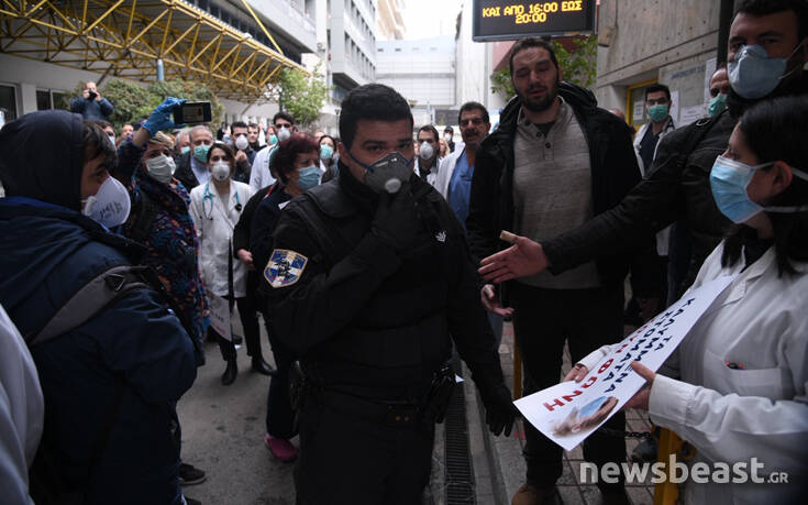 Οι “ήρωες” ξεχάστηκαν: Η κυβέρνηση έστειλε την αστυνομία για να διαλύσει τη  συγκέντρωση διαμαρτυρίας των γιατρών! – Candia Doc