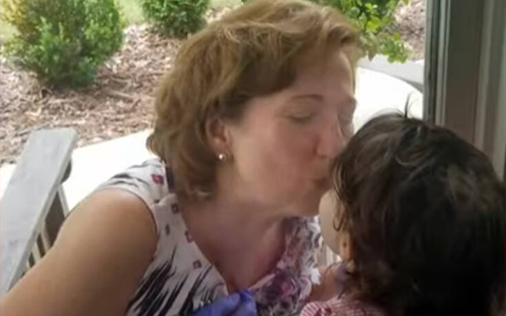 Το συγκινητικό βίντεο με το φιλί γιαγιάς και εγγονής πίσω από το τζάμι