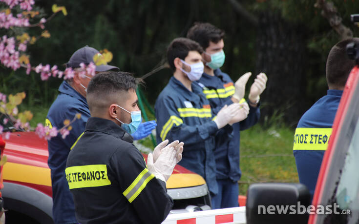 Συγκινητικές εικόνες: Εθελοντές πυροσβέστες χειροκροτούν τους γιατρούς και τους νοσηλευτές του «Σωτηρία»