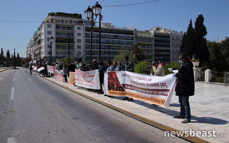 Συγκέντρωση εκπαιδευτικών, μαθητών και φοιτητών έξω από τη Βουλή