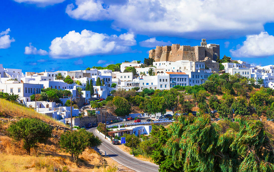 Η Μονή που στέκεται σαν κορώνα πάνω από το «ιερό νησί»