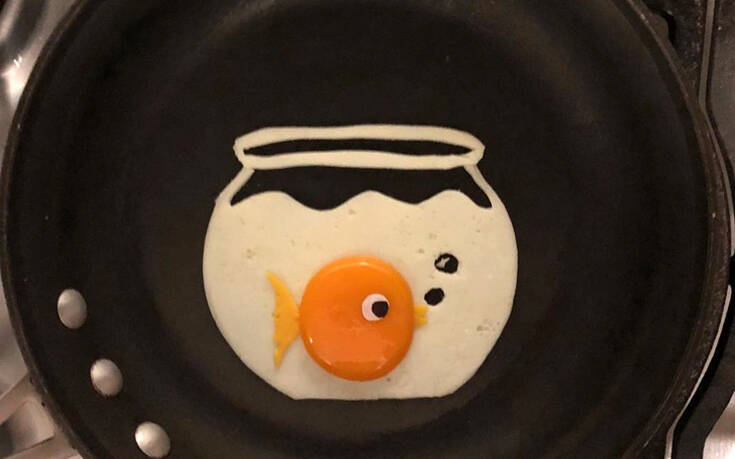 Κάνει έργα τέχνης με ένα τηγάνι και αυγά