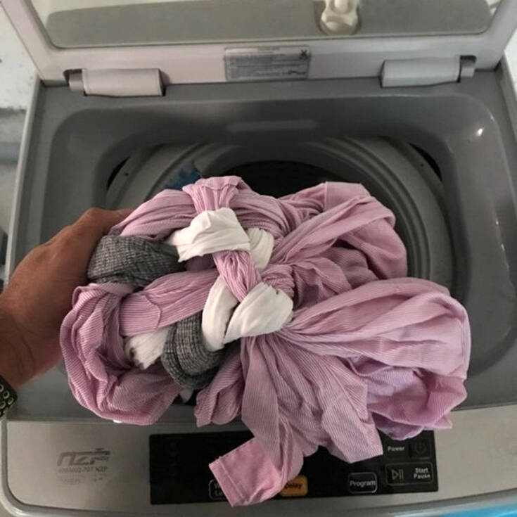 Το να βάζεις πλυντήριο δεν είναι πάντα εύκολη υπόθεση
