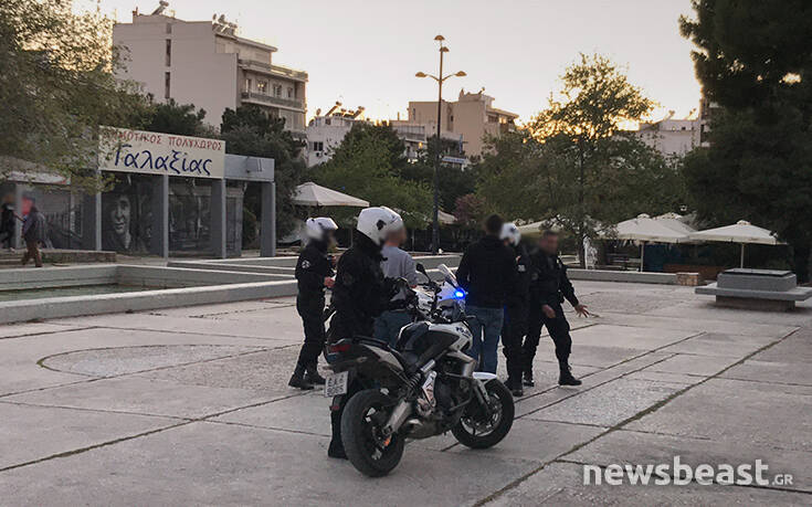 Κορονοϊός: Αστυνομικοί προσπαθούν να απομακρύνουν τον κόσμο από την Πλατεία Νέας Σμύρνης