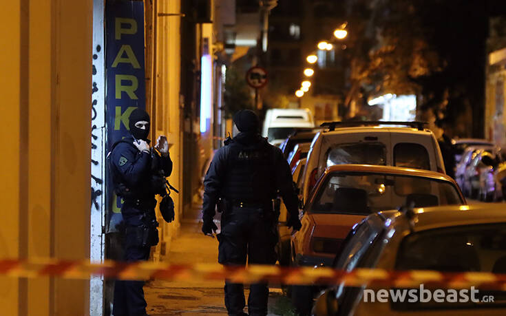 Θρίλερ στο κέντρο της Αθήνας με άντρα που έχει ταμπουρωθεί σπίτι του – Μαρτυρία για πυροβολισμούς