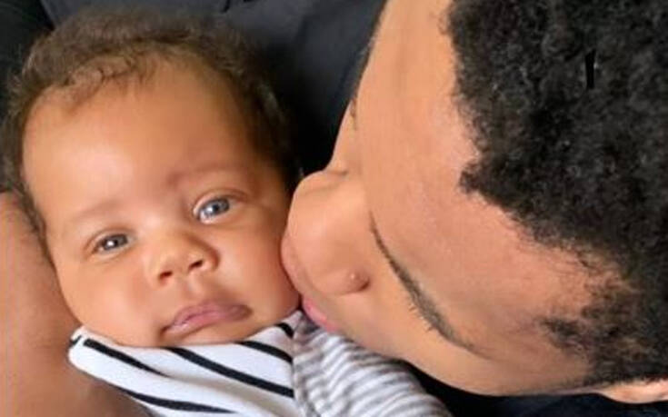 Ο Γιάννης Αντετοκούνμπο φιλάει τρυφερά τον νεογέννητο γιο του