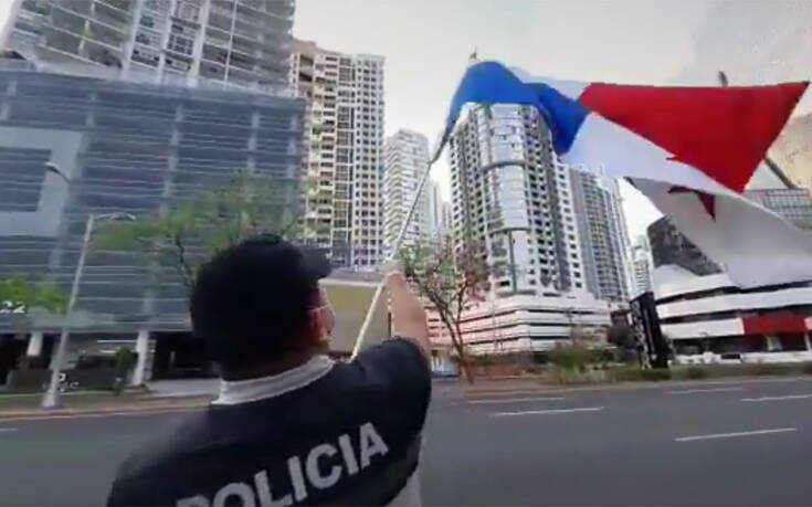 Κορονοϊός: Αστυνομικοί τραγουδούν στον Παναμά σε όσους βρίσκονται σε καραντίνα