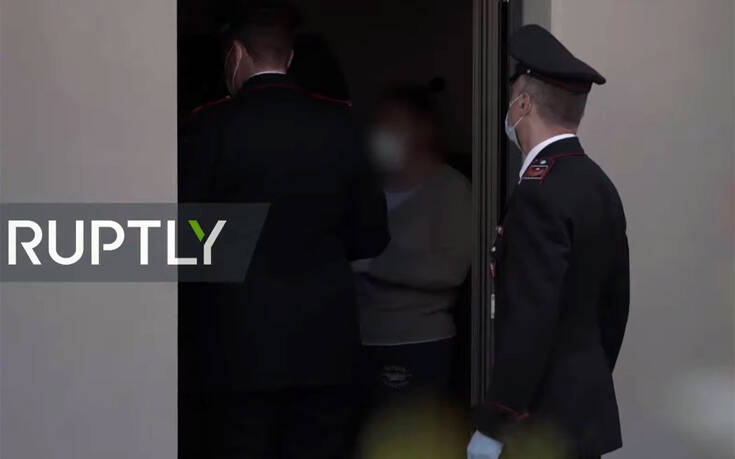 Συγκλονιστικό βίντεο από την Ιταλία: Η αστυνομία μοιράζει τεφροδόχους στις οικογένειες