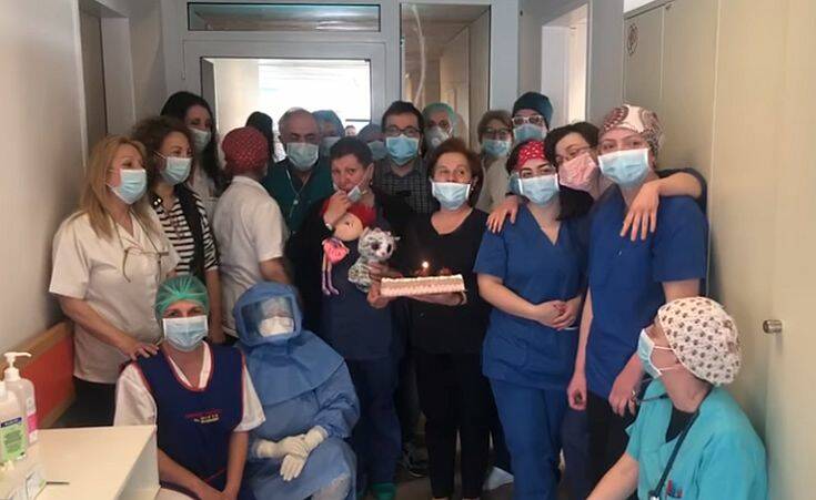 Στο νοσοκομείο Ξάνθης γιατροί και νοσηλευτές γιόρτασαν τα γενέθλια συναδέλφου τους