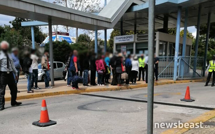 Εικόνες από ουρά στο νοσοκομείο «Γεννηματάς» με… μηδενική απόσταση
