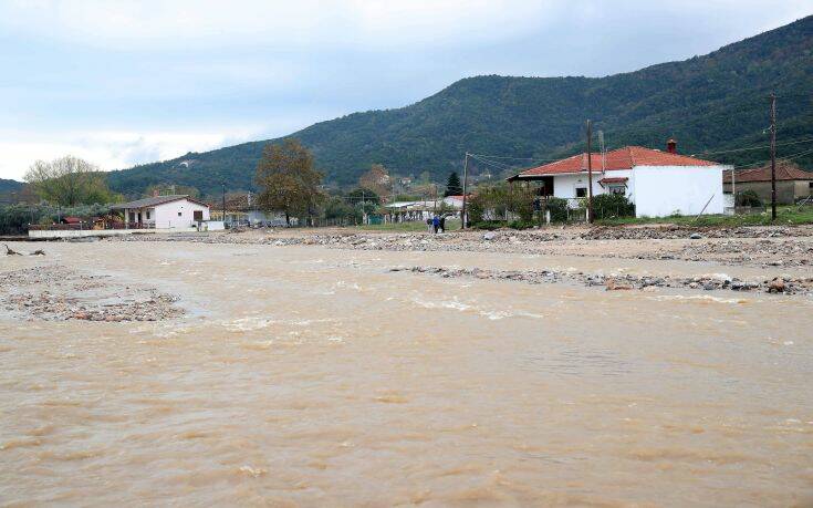 Καιρός: Σφοδρή βροχή και ζημιές στην Εύβοια, δρόμος κόπηκε στα δύο