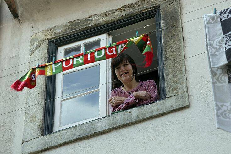 Πορτογαλία: Τραγουδώντας από τα παράθυρα των σπιτιών τους οι πολίτες τίμησαν την επέτειο της Επανάστασης των Γαριφάλων