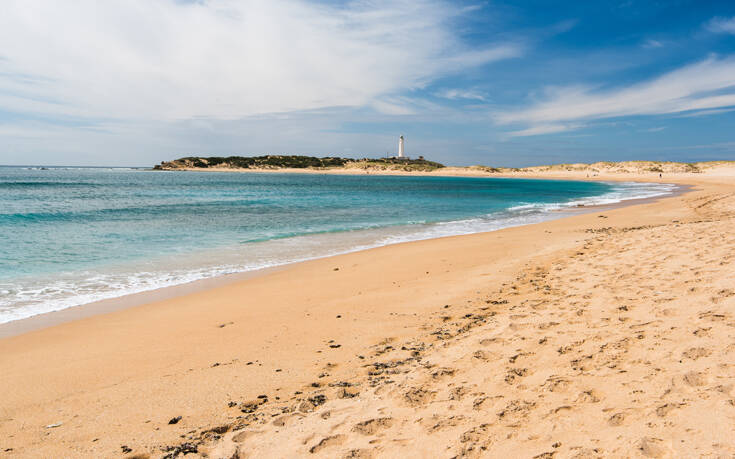 Απολύμαναν με χλωρίνη παραλία στην Ισπανία για να «διώξουν» τον κορονοϊό