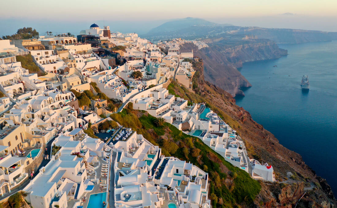 Όταν την κοιτάς από ψηλά, μοιάζει η Σαντορίνη με ζωγραφιά