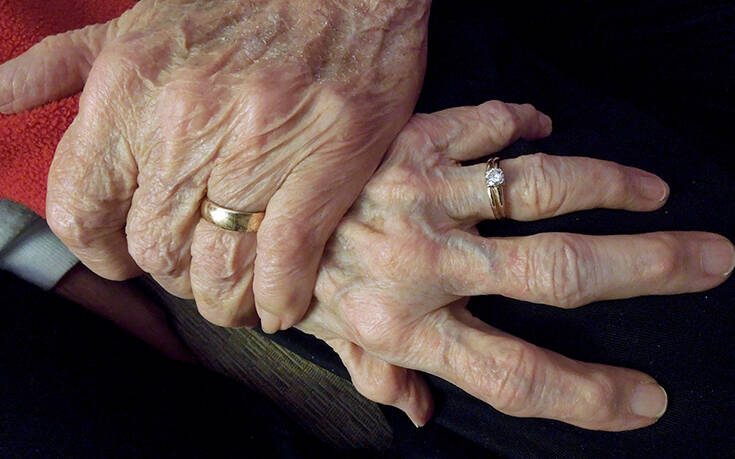 Έζησαν μαζί 57 χρόνια και πέθαναν με μια μέρα διαφορά από κορονοϊό 