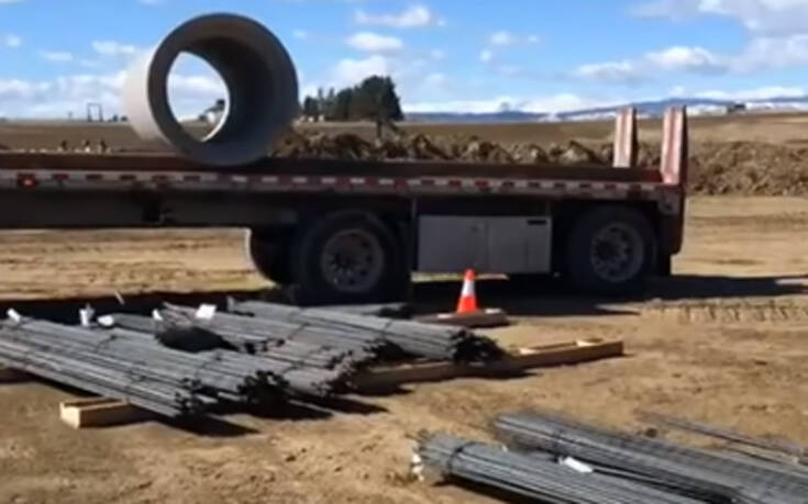 Τσιμεντένιος σωλήνας ξεφορτώνεται με αριστοτεχνικό τρόπο