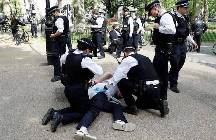 Λονδίνο: Συλλήψεις σε διαδήλωση κατά των μέτρων αποστασιοποίησης