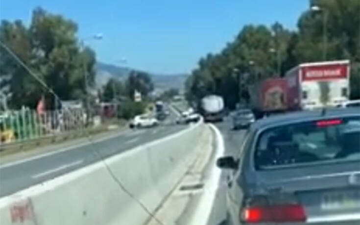 Βίντεο με οδηγό που πήγαινε ανάποδα στη λεωφόρο Αθηνών &#8211; Δεν αποφεύχθηκε το τροχαίο