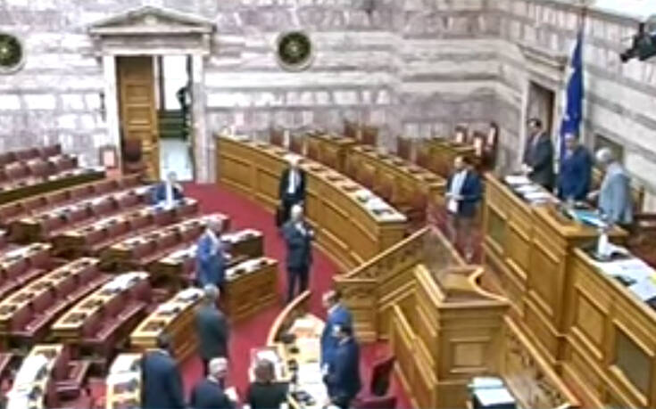 Βίντεο που φέρεται να αποκαλύπτει παραβίαση της μυστικότητας στη σημερινή ψηφοφορία της Βουλής έδωσε ο ΣΥΡΙΖΑ