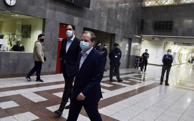 Στο μετρό με μάσκα ο υπουργός Υποδομών Κώστας Αχ. Καραμανλής – Θετική η πρώτη εικόνα