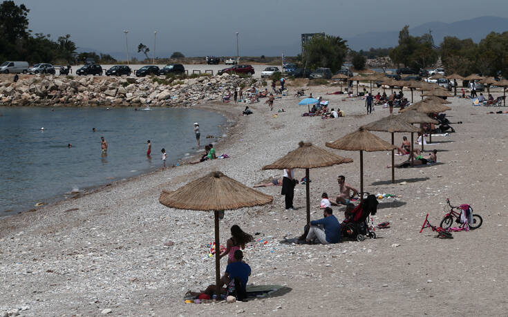 Ανοίγουν 515 οργανωμένες παραλίες το Σάββατο: Μπάνιο με 40 άτομα ανά 1.000 τμ.- Χωρίς αλκοόλ και τραπεζοκαθίσματα
