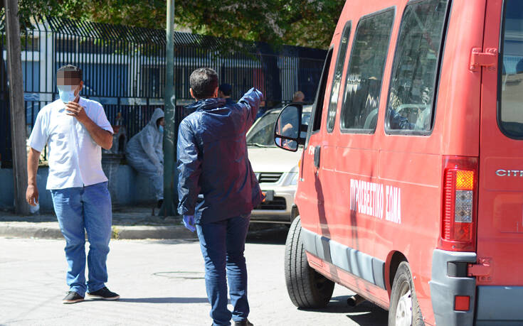 Ένταση στον οικισμό Ρομά στη Λάρισα – Δεν έγινε η μεταφορά των κρουσμάτων στην «Αρωγή»