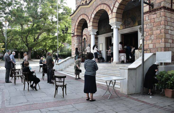 Η πρώτη Κυριακή με κόσμο στις εκκλησίες: Δείτε φωτορεπορτάζ από τους ναούς